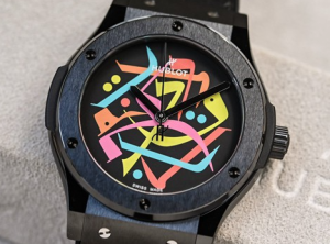 Hublot宇舶表以Wissam Shawkat阿拉伯书法为灵感，创作Classic Fusion Black Magic限量腕表，四种亮色呈现时间艺术，一窥神秘之美！