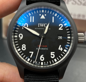 众多的复刻手表中，有一款名为“zf厂万国表飞行员马克二十”的手表，让我心动不已