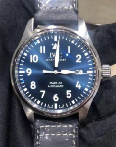 众多的复刻手表中，有一款名为“zf厂万国表飞行员马克二十”的手表，让我心动不已